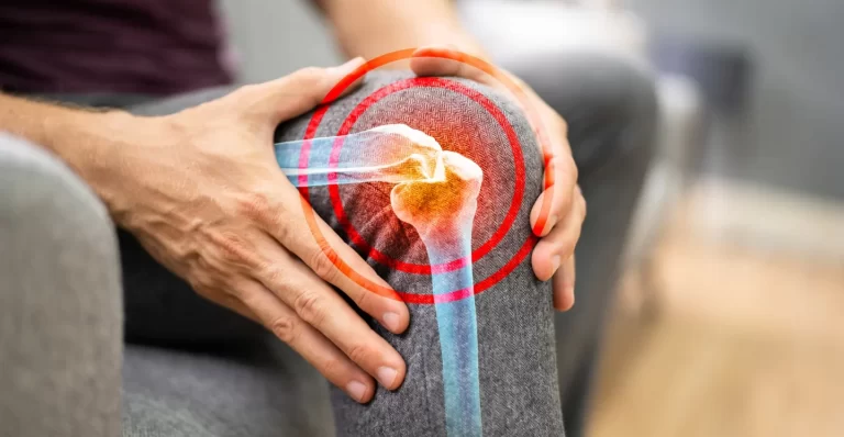 man feels pain in the knee after PRP injection