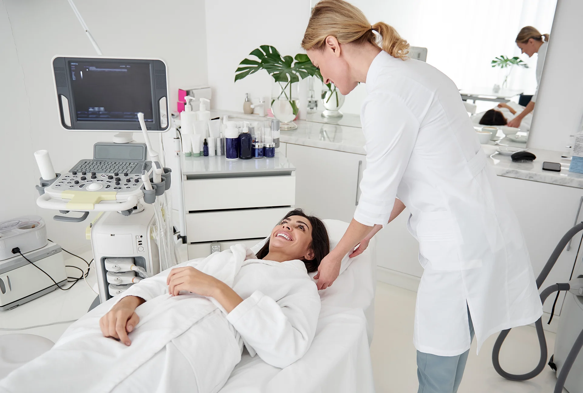 difference between an esthetician and a cosmetologist