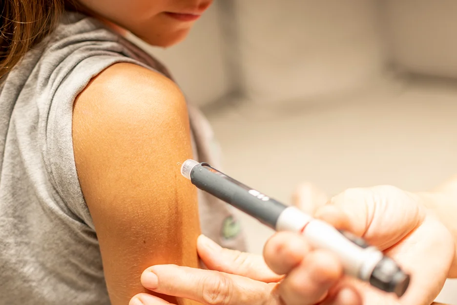 a nurse injects semaglutide pen into the patient's upper arm