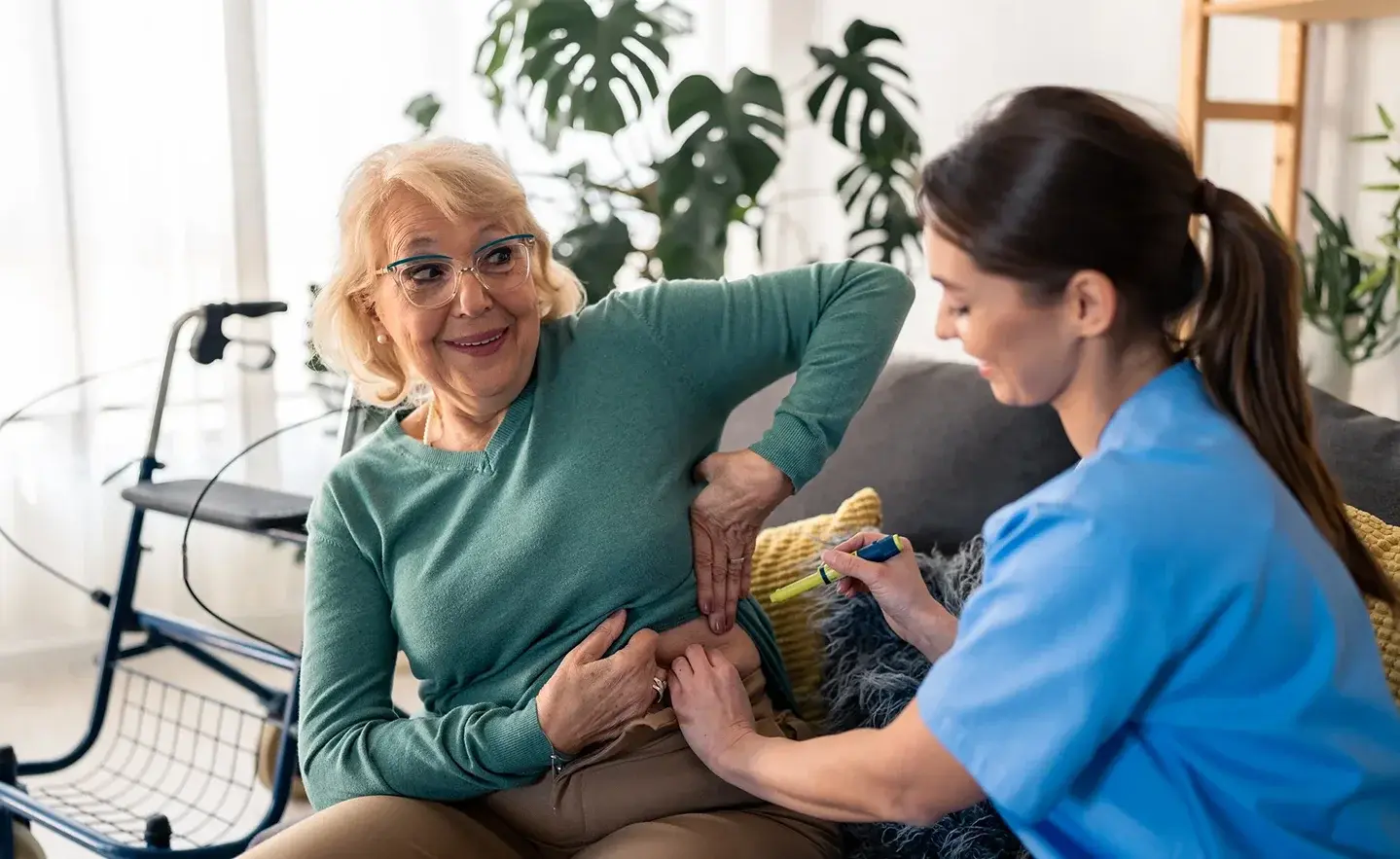 a nurse inject semaglutide pen into the patient's belly