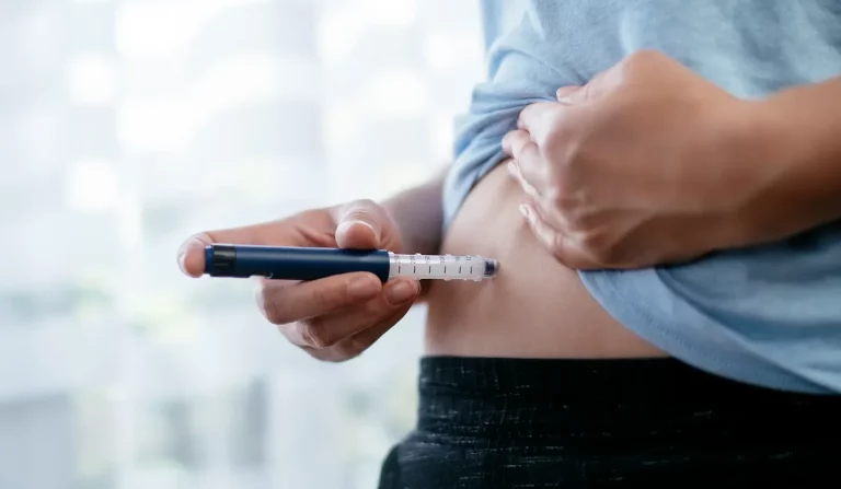 a male patient injects semaglutide in his belly