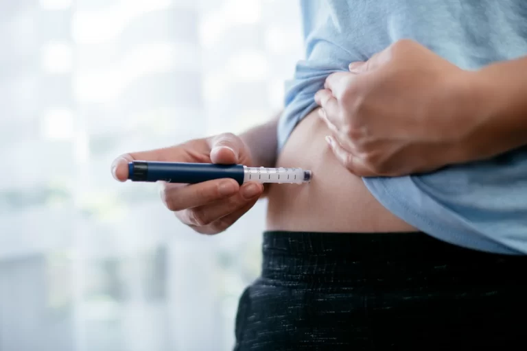 a male patient injects semaglutide in his belly