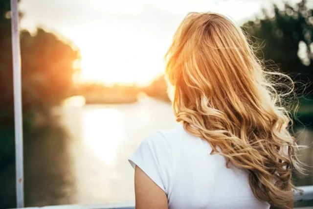 How to Use Organic Supplements to Keep Your Hair Naturally Gold
