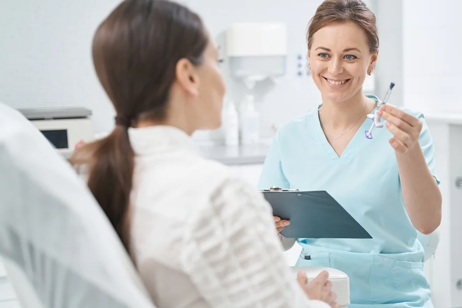 esthetician performs Botox procedure