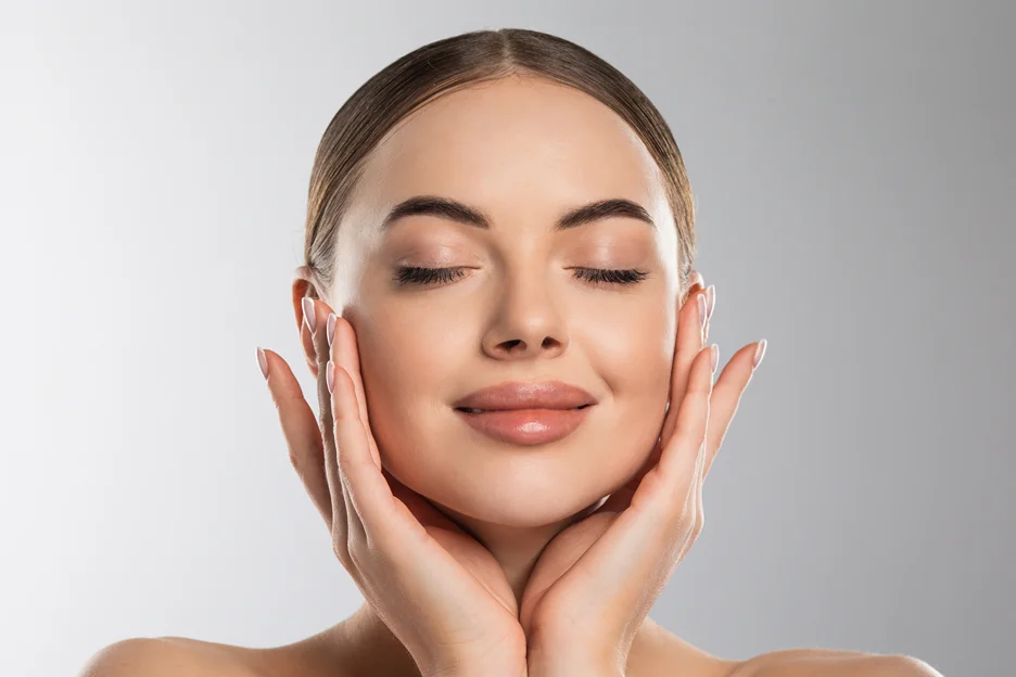 a woman with clear, glowing skin after microneedling pen procedure